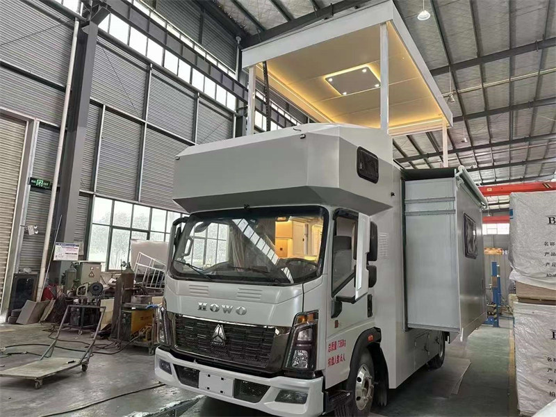 豪沃統(tǒng)帥8AT底盤打造的升頂+側(cè)拓展房車廠家直銷
