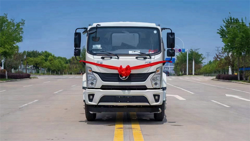 陜汽軒德X9新款灑水車玉柴200動力強(qiáng)大力量的象征