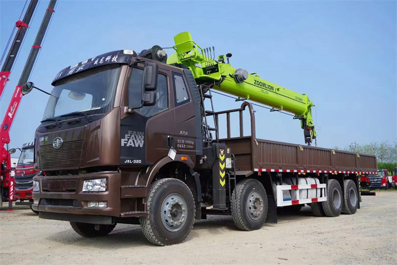 解放前四后八隨車吊一臺超乎想象的大柴320馬力中聯(lián)吊機