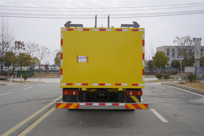 東風(fēng)天錦灑水車加裝80K防撞包守護(hù)道路安全的守護(hù)者