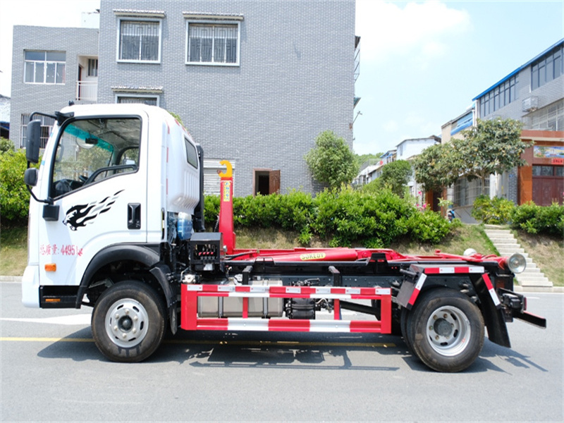 重汽王牌藍(lán)牌可卸式垃圾車總質(zhì)量4495KG