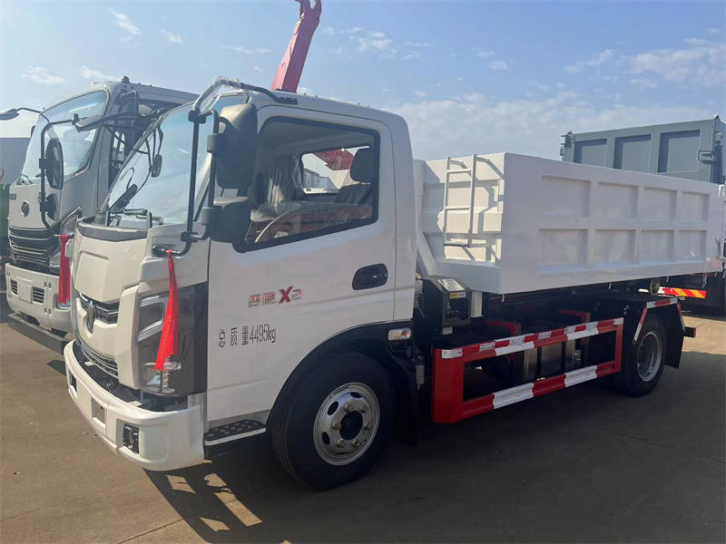 藍(lán)牌勾臂建筑垃圾車飛碟奧馳重載建筑垃圾車