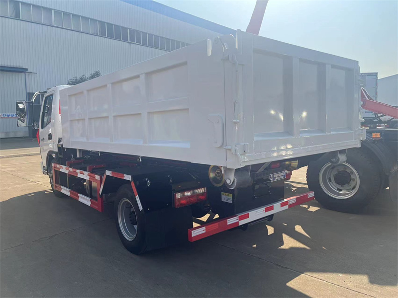 藍(lán)牌勾臂建筑垃圾車飛碟奧馳重載建筑垃圾車