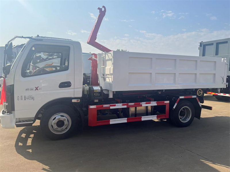 藍(lán)牌勾臂建筑垃圾車飛碟奧馳重載建筑垃圾車