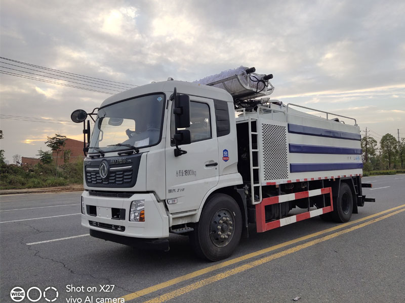 東風(fēng)天錦雙刷隧道清洗車加油站清洗車