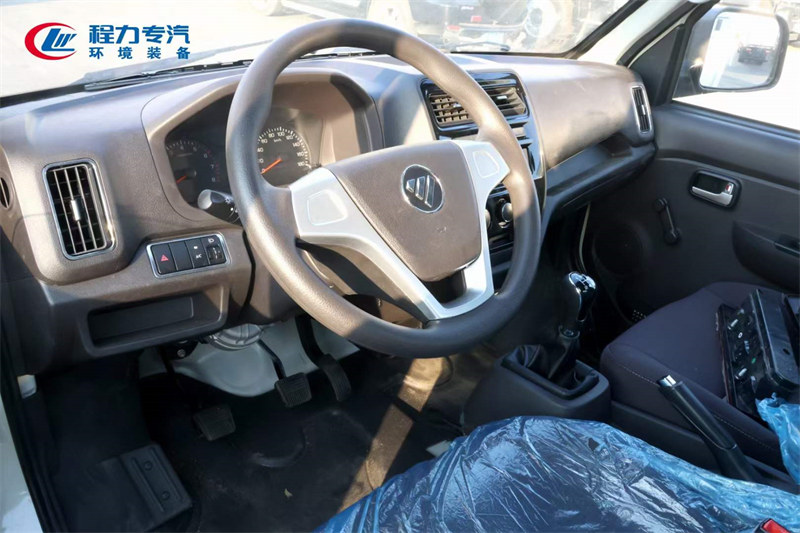 福田祥菱V2桶裝垃圾運(yùn)輸車高效環(huán)保的清潔助手
