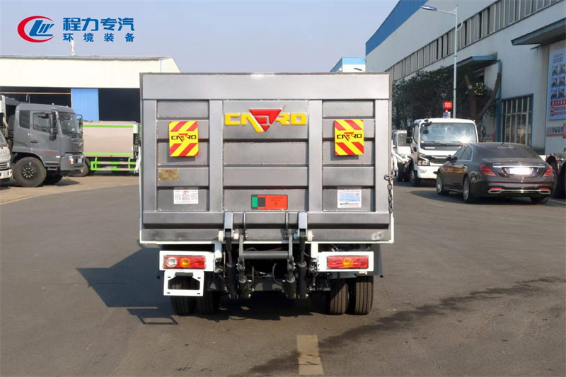 福田祥菱V2桶裝垃圾運(yùn)輸車高效環(huán)保的清潔助手