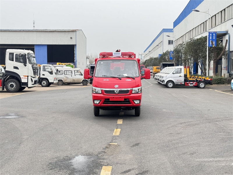 東風(fēng)途逸水罐消防車3300mm軸距全柴95馬力