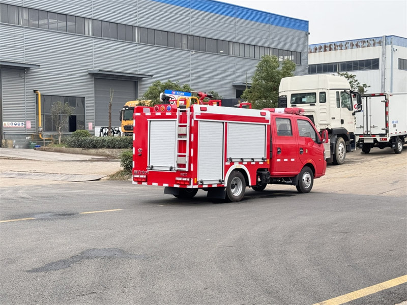 東風(fēng)途逸水罐消防車3300mm軸距全柴95馬力
