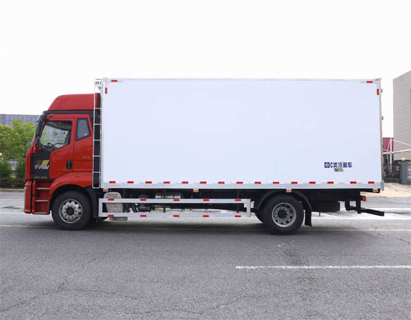 國六解放J6G領(lǐng)航版高頂雙臥冷藏車