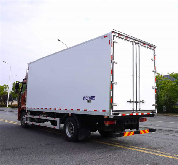 東風(fēng)福瑞卡新能源4米2綠牌冷藏車