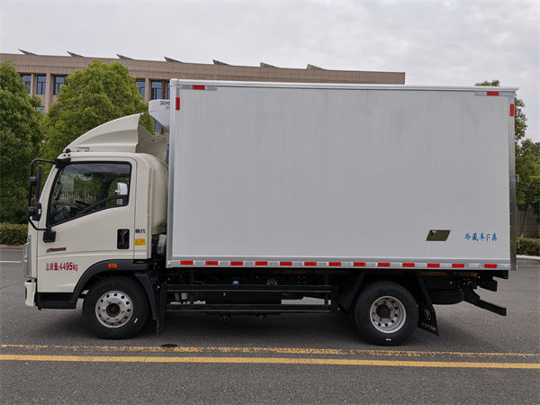 重汽豪沃大金牛4米2濰柴藍牌冷藏車