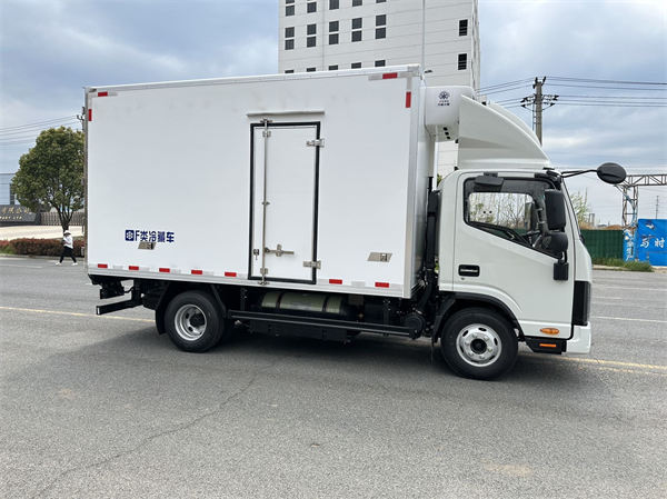 江淮運(yùn)多多傲運(yùn)雙燃料冷藏車