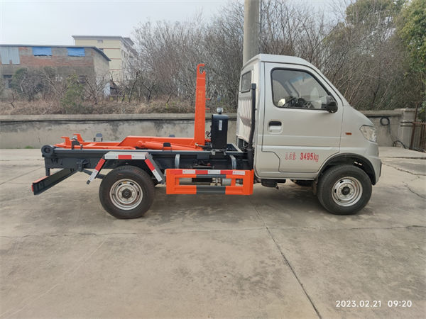 東風(fēng)小霸王3方勾臂垃圾車招標(biāo)神器可拿原廠證
