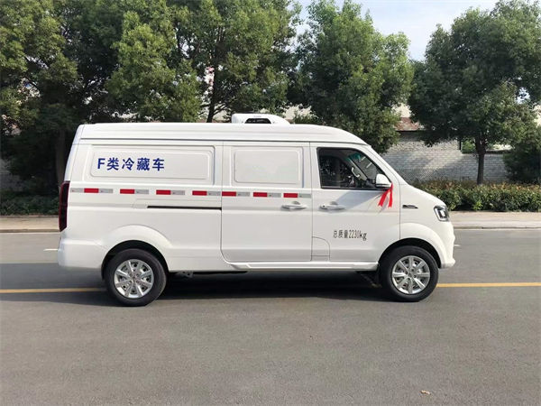 長安跨越星V5面包冷藏車