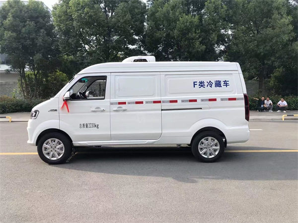 長安跨越星V5面包冷藏車