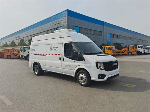 江鈴福順柴油后雙輪面包冷藏車