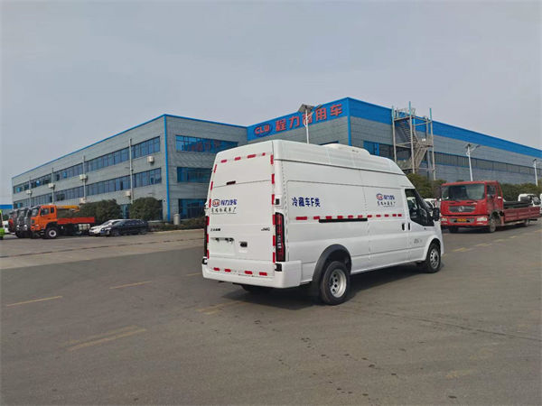 江鈴福順柴油后雙輪面包冷藏車