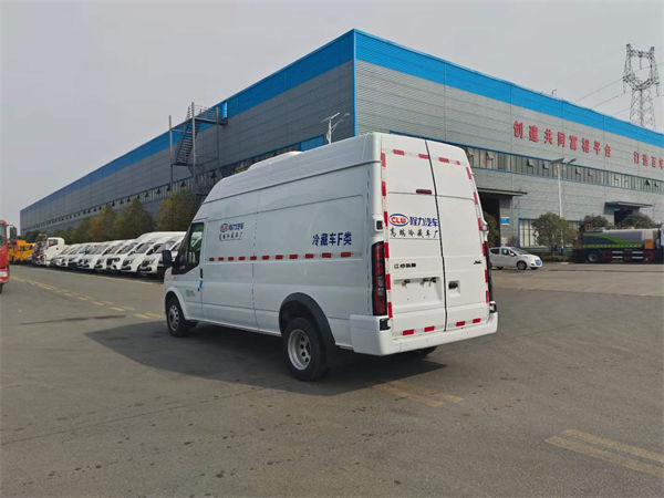 江鈴福順柴油后雙輪面包冷藏車