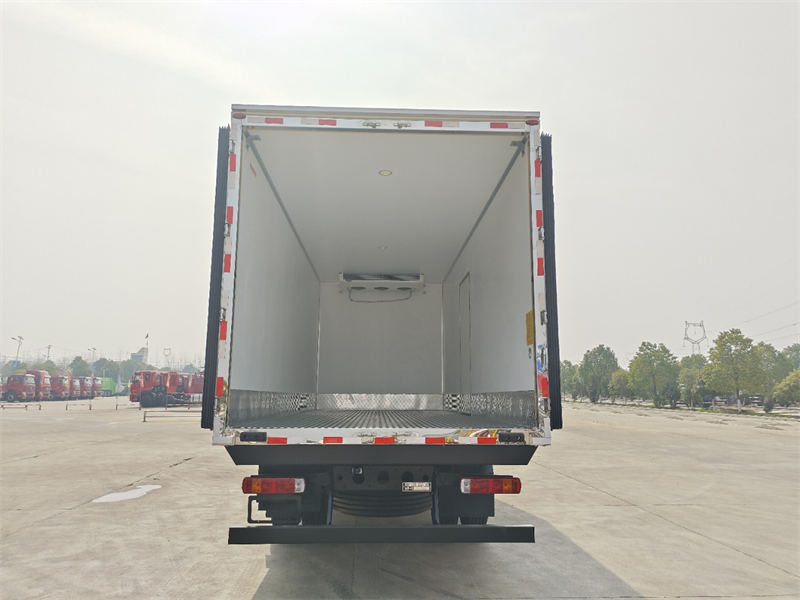 重汽汕德卡新款G5S單橋 6米8冷藏車