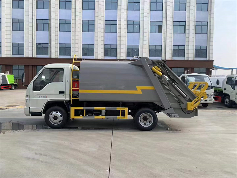 福田小卡壓縮垃圾車助力壓縮垃圾處理藍牌C照輕松駕駛