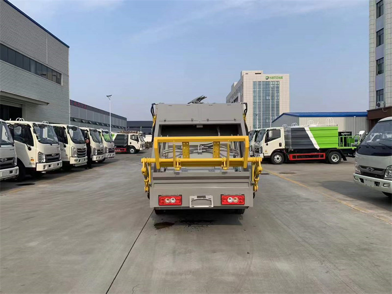福田小卡壓縮垃圾車助力壓縮垃圾處理藍牌C照輕松駕駛