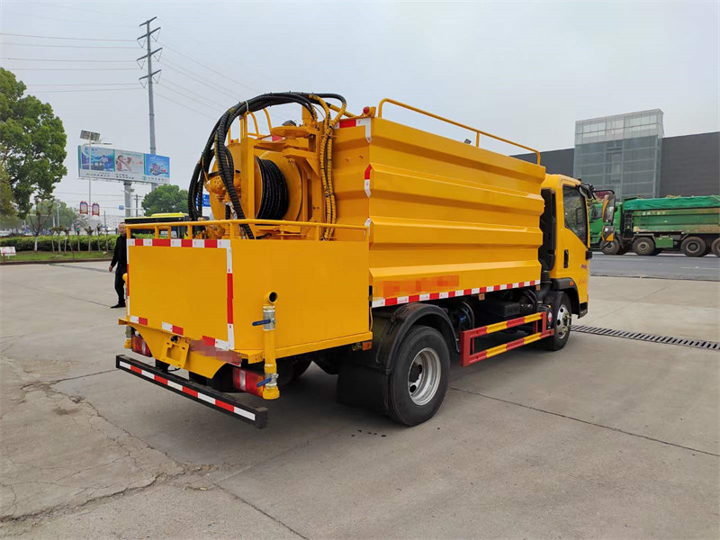 重汽豪沃藍(lán)牌清洗車高效靈活實(shí)用