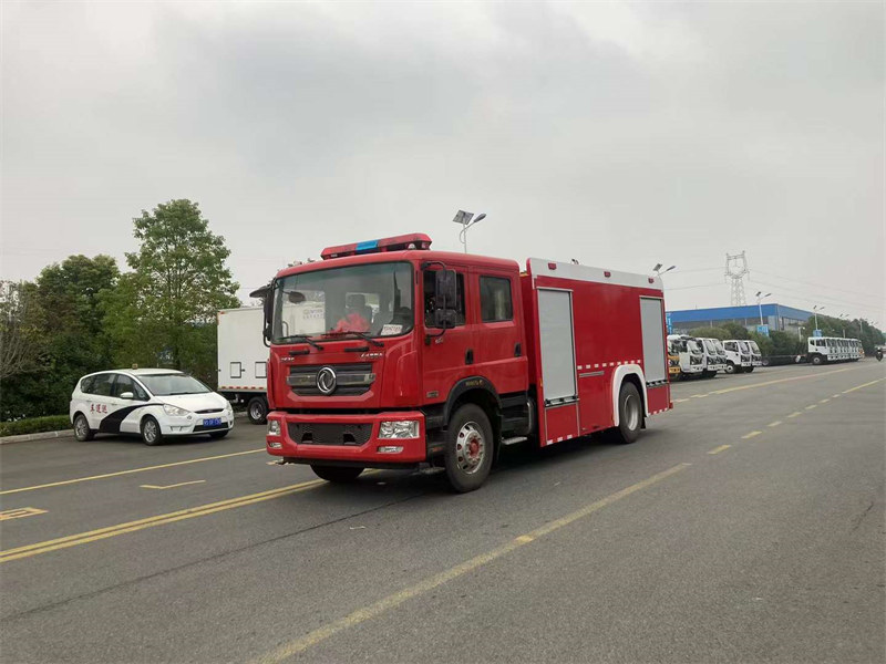 強(qiáng)大而實(shí)用的6噸水罐消防車原廠雙排駕駛室