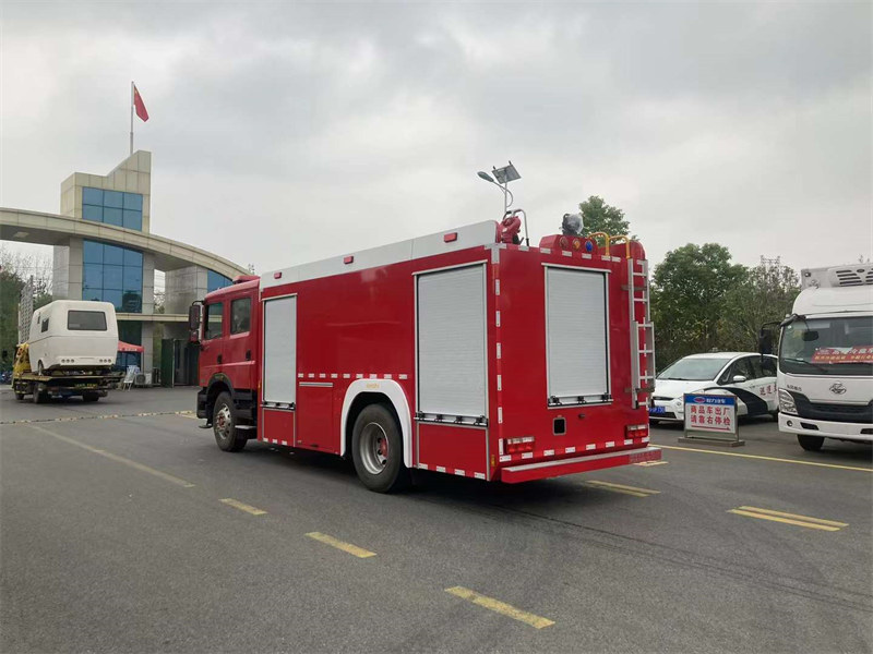 強(qiáng)大而實(shí)用的6噸水罐消防車原廠雙排駕駛室