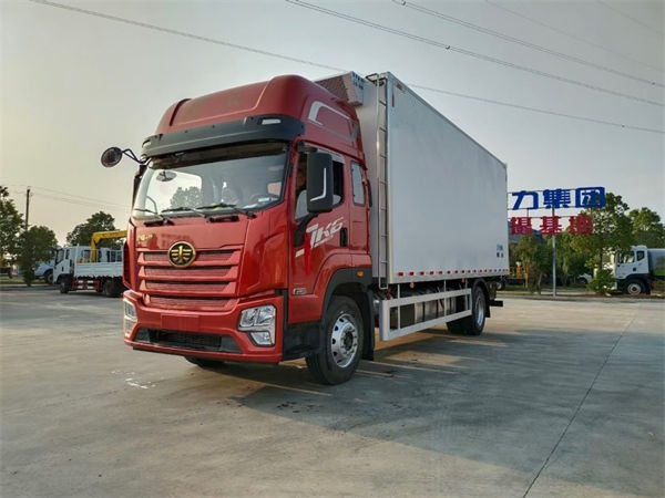 6米8解放JK6自動(dòng)檔冷藏車