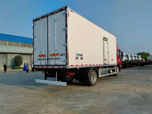 6米8解放JK6自動(dòng)檔冷藏車