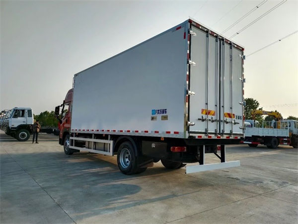 6米8解放JK6自動(dòng)檔冷藏車