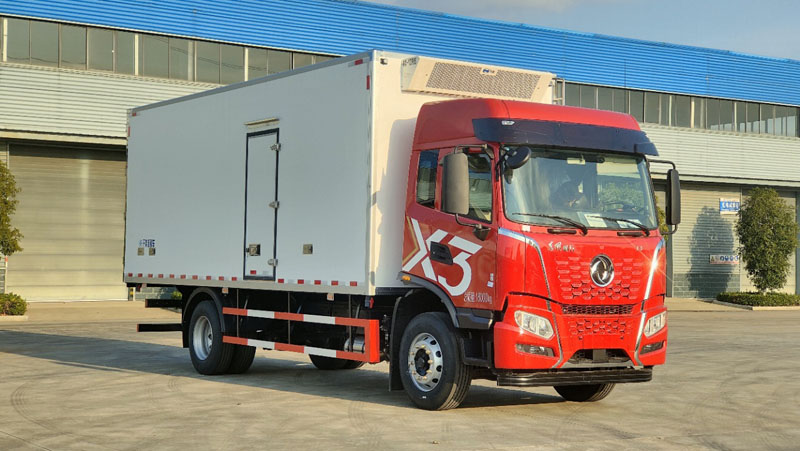 東風(fēng)暢行X3新款康明斯260冷藏車(chē)