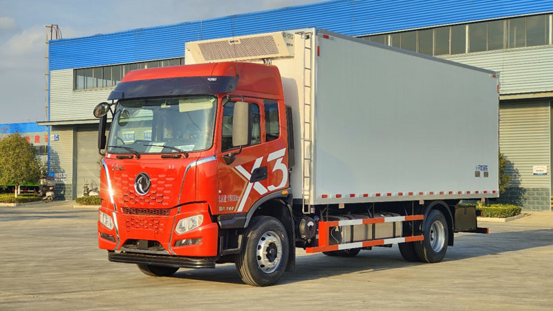 東風(fēng)暢行X3新款康明斯260冷藏車(chē)