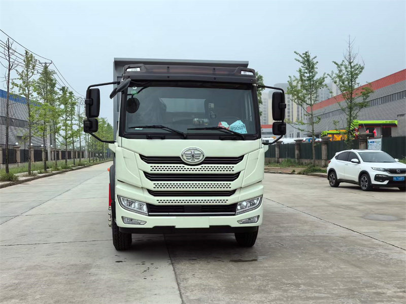 解放對接垃圾車濰柴220馬力發(fā)動(dòng)機(jī)發(fā)往內(nèi)蒙