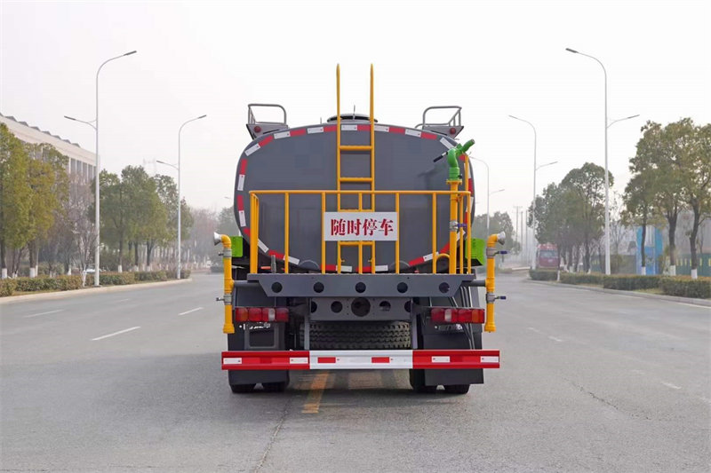 重汽豪沃14方綠色灑水車綠色環(huán)保的使者