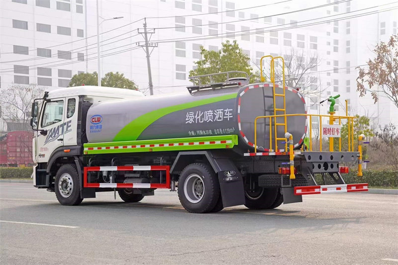 重汽豪沃14方綠色灑水車綠色環(huán)保的使者