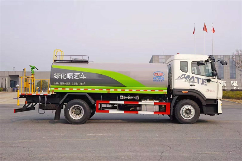 重汽豪沃14方綠色灑水車綠色環(huán)保的使者