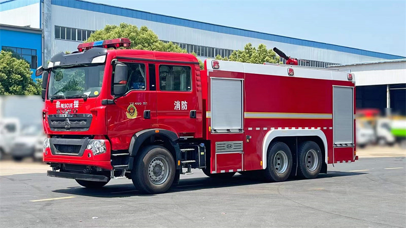 豪沃12噸泡沫消防車卓越性能應對危急時刻