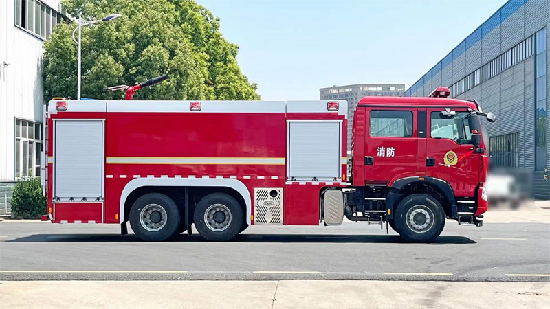 豪沃12噸泡沫消防車卓越性能應對危急時刻