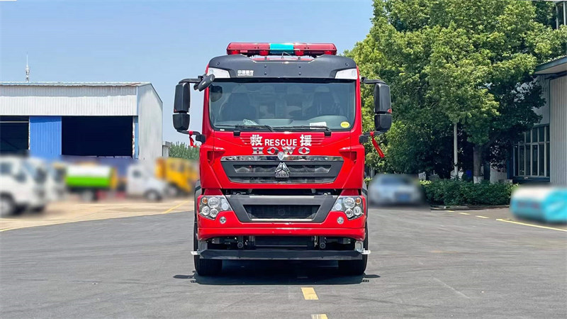 豪沃12噸泡沫消防車卓越性能應對危急時刻