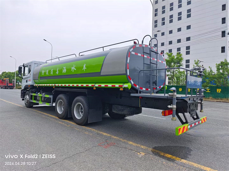東風(fēng)新款T5防疫消毒灑水車駛向大美新疆