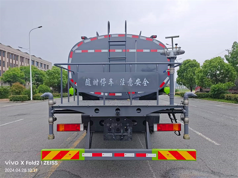 東風(fēng)新款T5防疫消毒灑水車駛向大美新疆