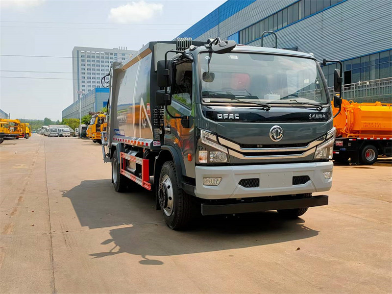 東風(fēng)多利卡12立方壓縮垃圾車正在發(fā)往北京