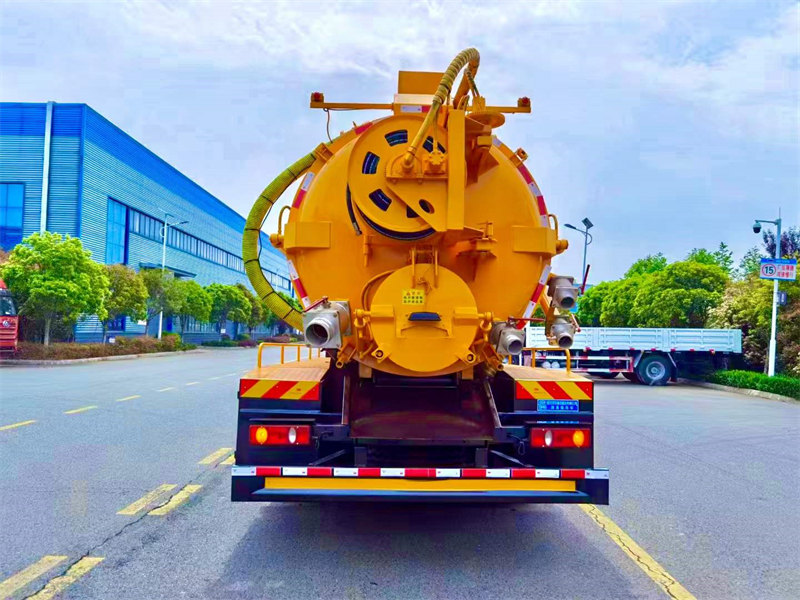 東風(fēng)天錦精心打造一款強(qiáng)大而實(shí)用的清洗吸污車