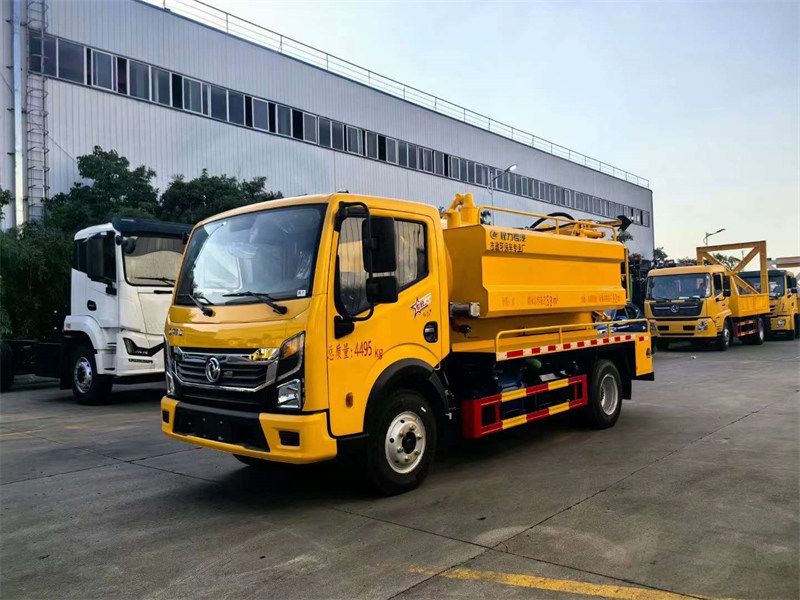 4+2多利卡清洗吸污車(chē)3308軸距品孚215流量高壓泵