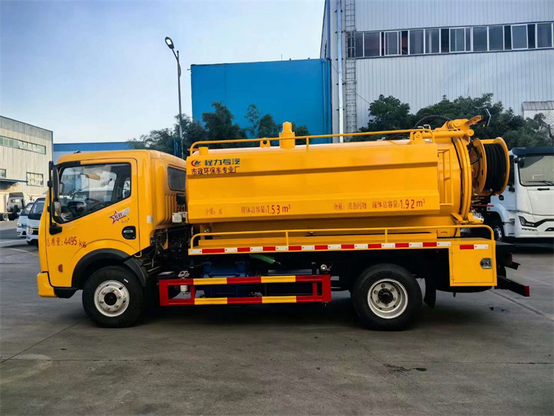 4+2多利卡清洗吸污車(chē)3308軸距品孚215流量高壓泵