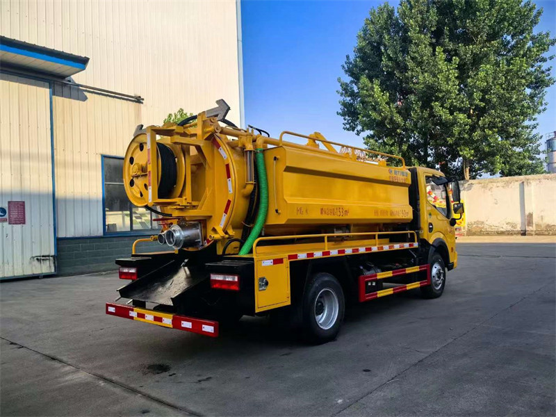 4+2多利卡清洗吸污車(chē)3308軸距品孚215流量高壓泵