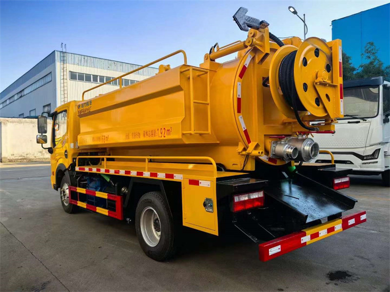 4+2多利卡清洗吸污車(chē)3308軸距品孚215流量高壓泵