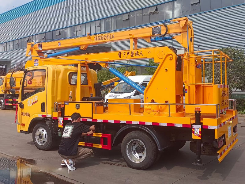 國六解放13.5米高空作業(yè)車